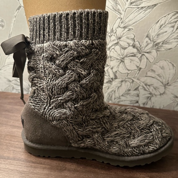 UGG ISLA HEATHERED CHARCOAL BOOTS - Women’s 9 - Picture 2 of 6